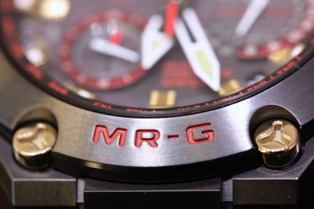 Gショック最上級ライン「MR-G」 強さの象徴のカラーを日本の伝統美で表現した「赤備え」