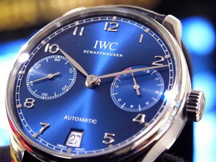 IWC シンプルなデザインに美しいブルーが映える「ポルトギーゼ・オートマチック」。