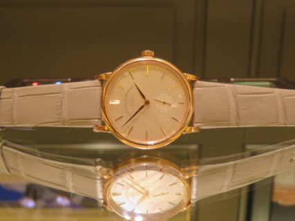 ドイツ時計の伝統を現代に継承するブランド、A・ランゲ&ゾーネより高貴な気品が漂う優雅なモデル。