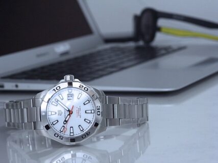 【タグホイヤー】白い文字盤が爽やかな印象！夏のダイバーズ時計に「アクアレーサーキャリバー5」