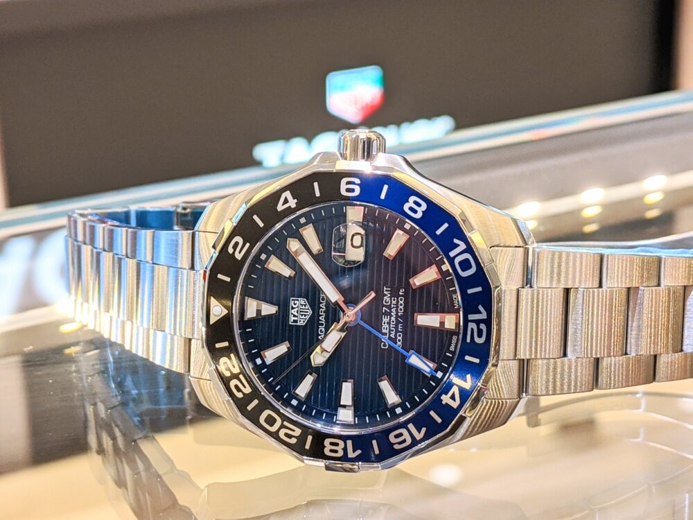 ブラック×ブルーのツートンカラーがオシャレ  タグ・ホイヤー アクアレーサーキャリバー7GMT - TAG Heuer 