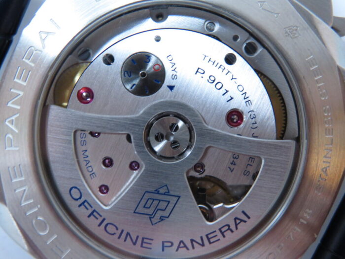 サンブラッシュ仕上げのブルー文字盤が美しい パネライ「ルミノール GMT」 PAM01033 - PANERAI（取扱い終了） 