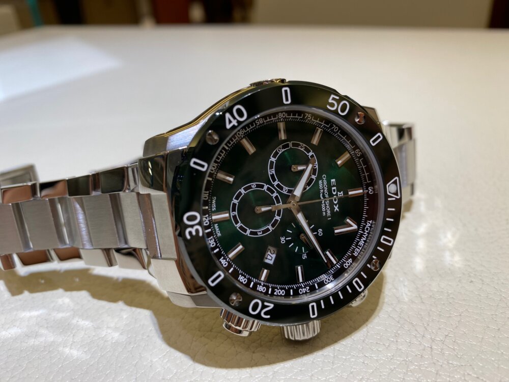 シックなオリーブグリーンのハイテクセラミックベゼルダイバーウォッチ、EDOX クロノオフショア１ クロノグラフ スペシャルエディション - EDOX 