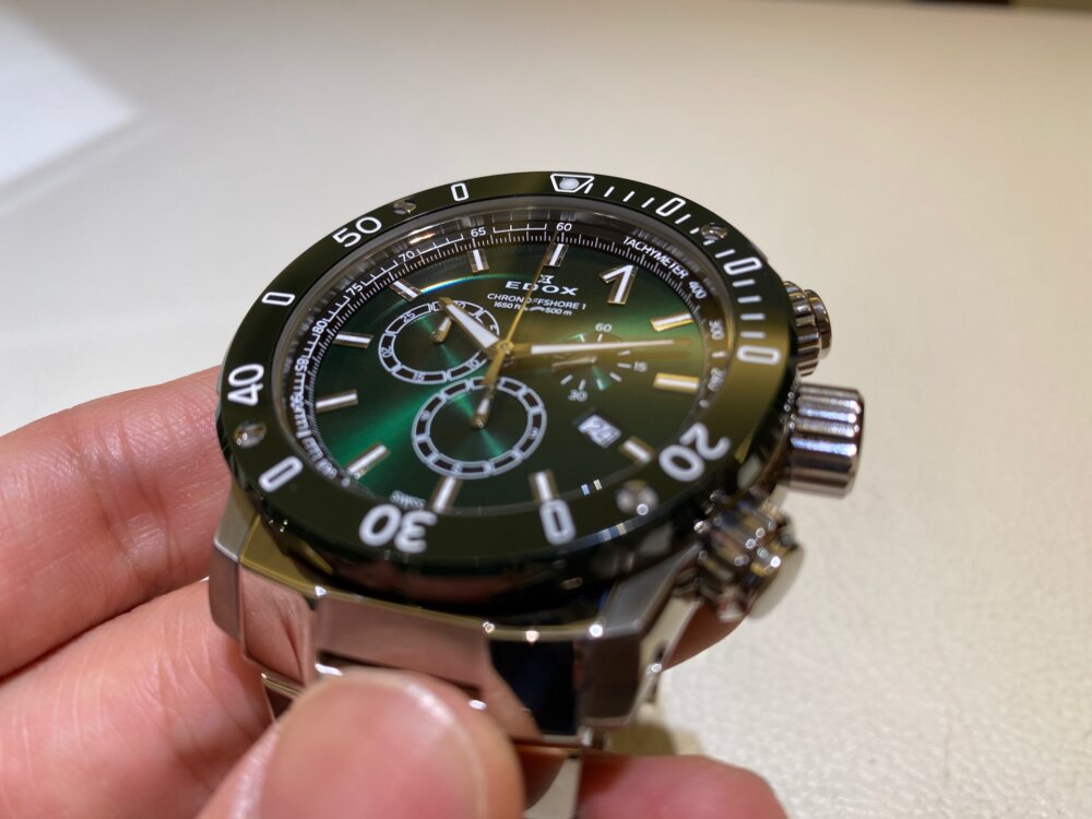 シックなオリーブグリーンのハイテクセラミックベゼルダイバーウォッチ、EDOX クロノオフショア１ クロノグラフ スペシャルエディション - EDOX 