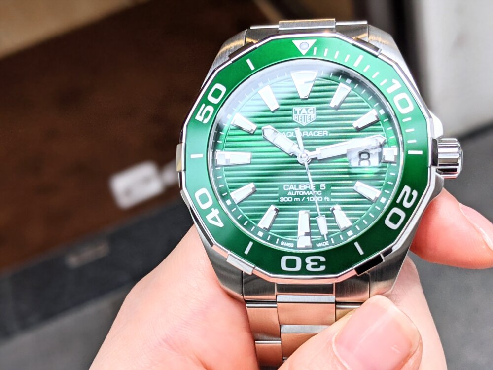 トレンド感のある華やかなグリーンダイアルが印象的　タグ・ホイヤー アクアレーサーキャリバー5 - TAG Heuer 