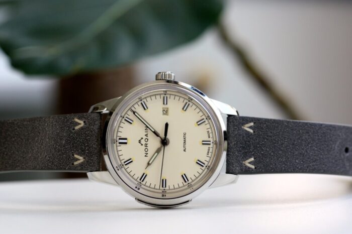 60年代のクラシカルなスイス時計のデザインを踏襲した、ノルケイン「フリーダム60」 - NORQAIN 