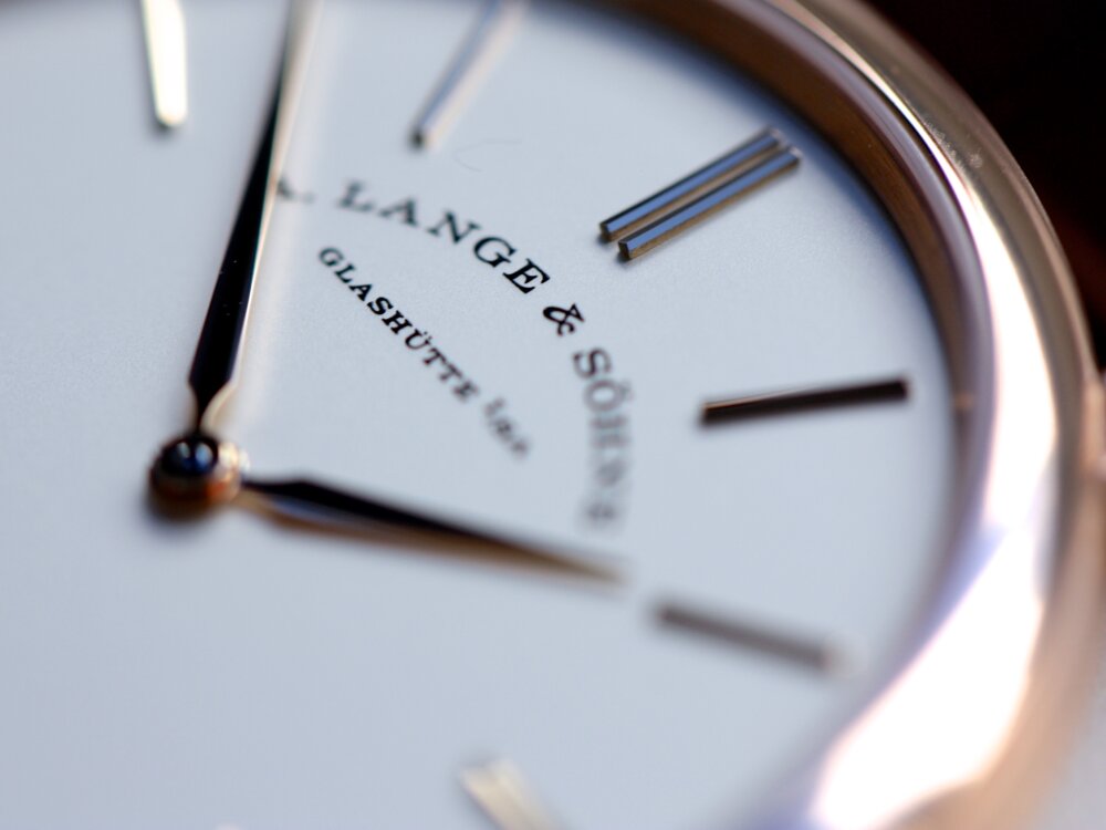 一切の無駄を省く2針のシンプルな時計、A.ランゲ＆ゾーネ「サクソニア・フラッハ」 - A.LANGE＆SÖHNE（取扱い終了） 