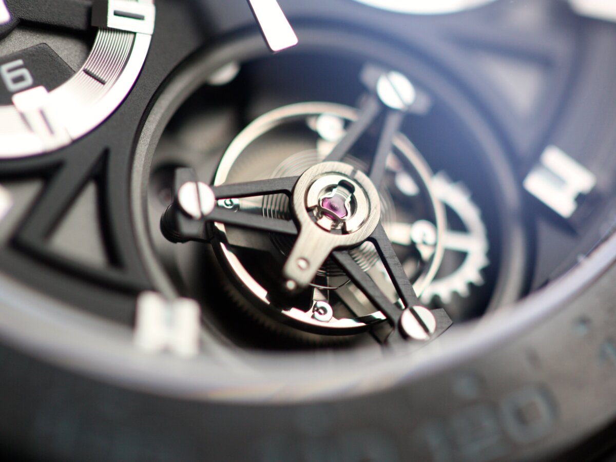 スイス時計産業の唯一の200万以下の自社製トゥールビヨンの魅力 - TAG Heuer 