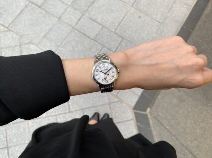 フランス語で「待ち合わせの時間」という意味を持つ女性の為の自動巻き時計