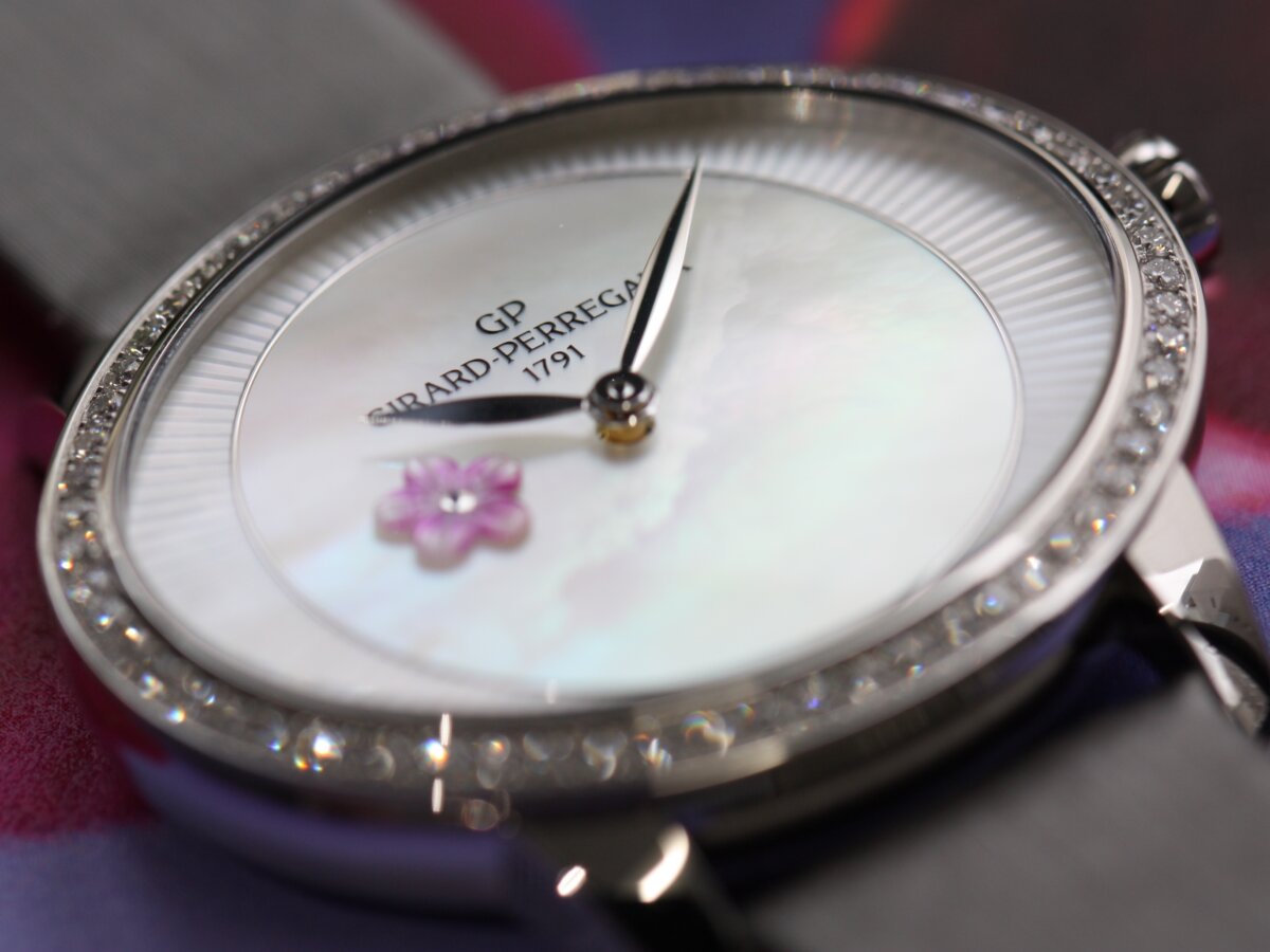 【ジラール・ペルゴ】運気がアップ？オーバルデザインが魅力のレディス時計「キャッツアイ プラム ブロッサム」 - GIRARD-PERREGAUX 