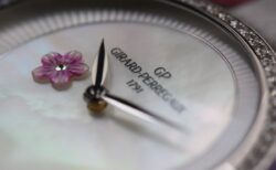 【ジラール・ペルゴ】運気がアップ？オーバルデザインが魅力のレディス時計「キャッツアイ プラム ブロッサム」