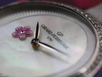 【ジラール・ペルゴ】運気がアップ？オーバルデザインが魅力のレディス時計「キャッツアイ プラム ブロッサム」