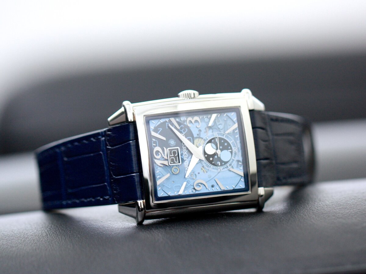 美しいブルーとカーブケースが腕元を飾る、フィット感抜群の腕時計