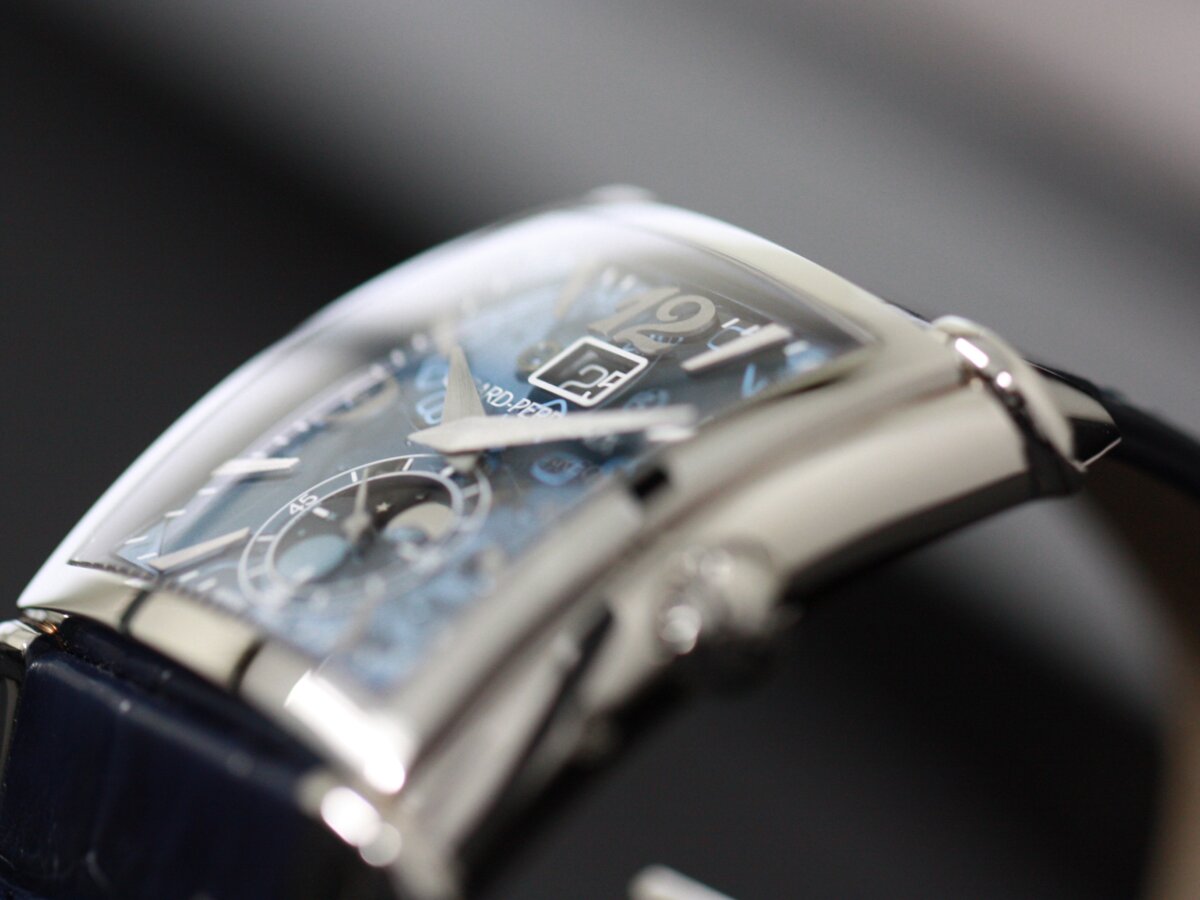 美しいブルーとカーブケースが腕元を飾る、フィット感抜群の腕時計、「ジラール・ペルゴ ヴィンテージ 1945 XXL ラージデイト＆ムーンフェイズ」 - GIRARD-PERREGAUX 