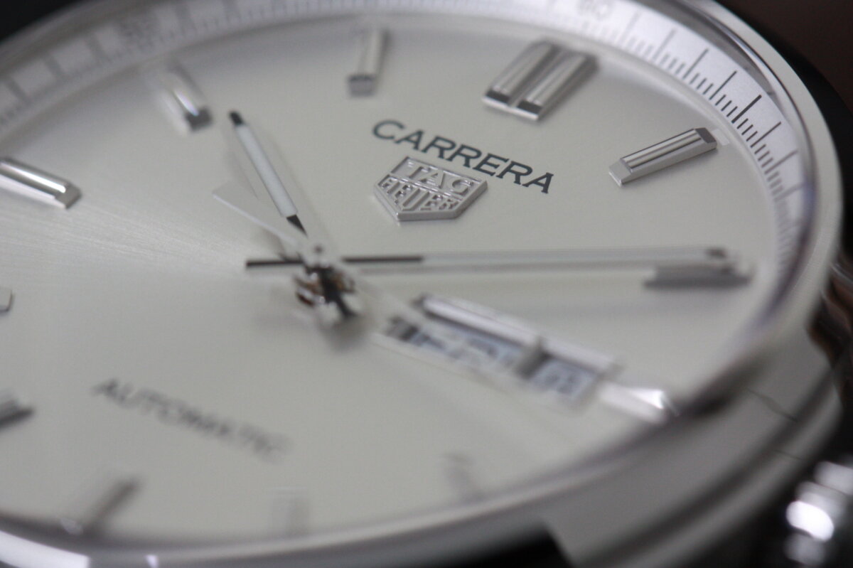 【タグ・ホイヤー】初めての高級機械式時計としておすすめ！進化を遂げた新定番「カレラ キャリバー5 デイデイト」 - TAG Heuer 
