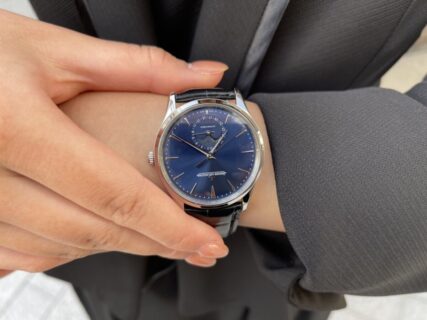 【ジャガールクルト】シンプルなデザインだからこそ繊細なデザインが主張される粋な時計その名も「マスター・ウルトラスリム・ムーン・ブルー」