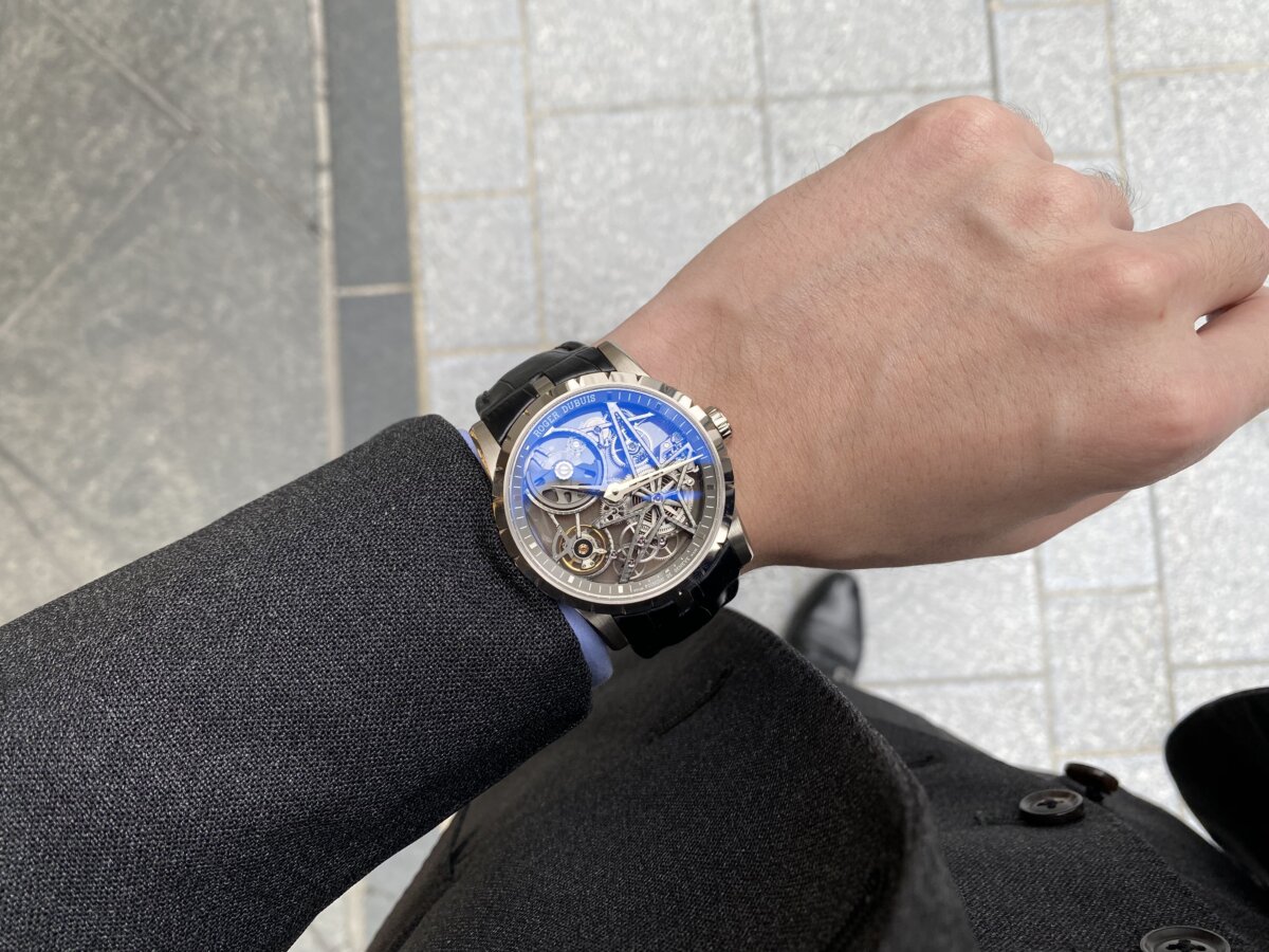 見事な調和！！ロジェ・デュブイをスーツにコーディネート！！エクスカリバー42オートマティックスケルトン - ROGER DUBUIS 