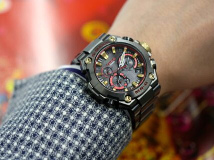 “G-SHOCK” MR-G  戦国時代の多くの武将が愛した「深紅（こきべに）」を配色したMRG-B2000B-1A4JR