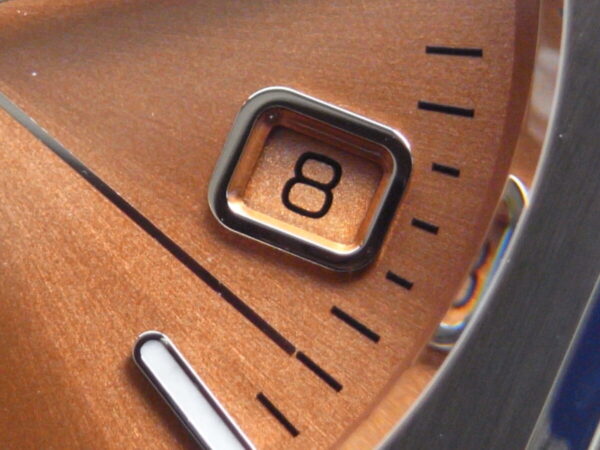 "特別に開発されたゴールデンブラウンダイヤルを採用： 現代のアイコンのスタイリッシュな輝き ベル＆ロスBR 05" - Bell＆Ross 