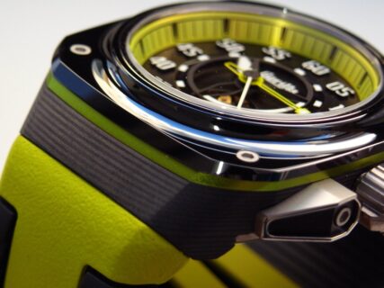 “ファッションと機能が交差する瞬間：ゴリラウォッチ ファストバック GT アシッド・グリーンが紡ぐ時計の新たな物語”