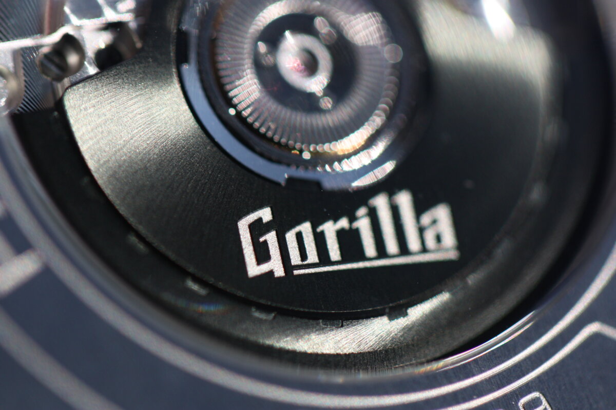 "Gorillaの革新的なクロノグラフの魅力とは？"：未来への加速が感じられる、ファストバック サンダーボルトの美学 - Gorilla 