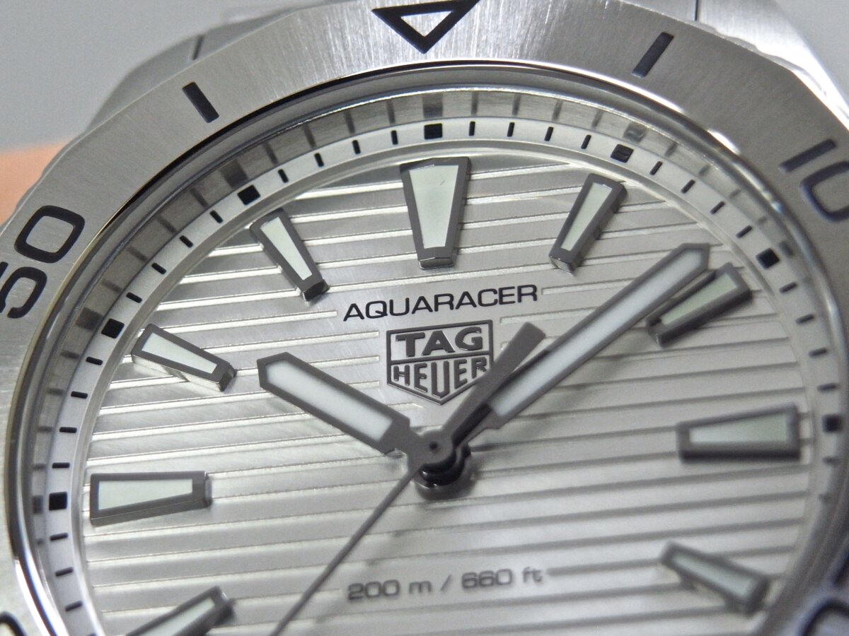 精密な時間計測とスポーティなデザインの融合：TAG Heuerアクアレーサー プロフェッショナル 200のクオーツモデル - TAG Heuer 