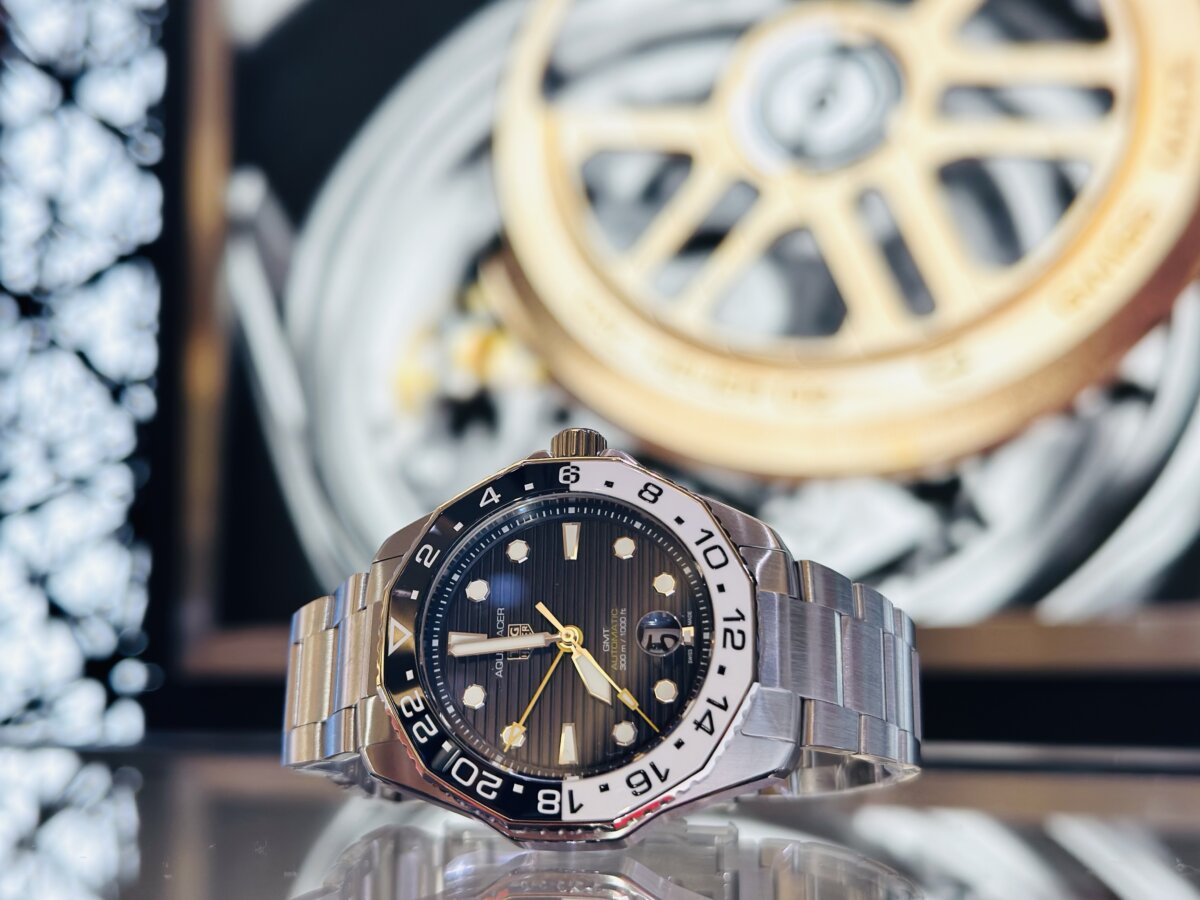 青×白のバイカラーがお洒落なタグ・ホイヤー アクアレーサー プロフェッショナル300 キャリバー7 GMT - TAG Heuer 