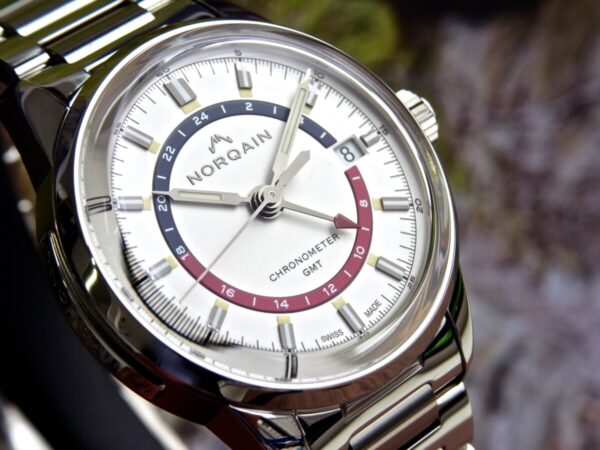 "ノルケイン時計ブログ”：クラシカルな魅力とオパリンダイヤルの輝きが融合した逸品「フリーダム60 GMT」 - NORQAIN 