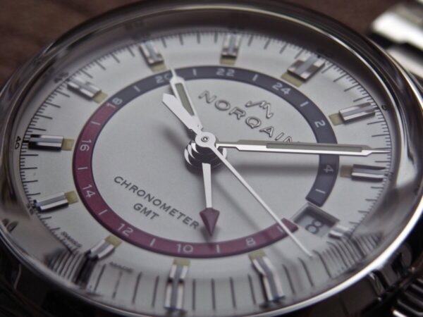 "ノルケイン時計ブログ”：クラシカルな魅力とオパリンダイヤルの輝きが融合した逸品「フリーダム60 GMT」 - NORQAIN 