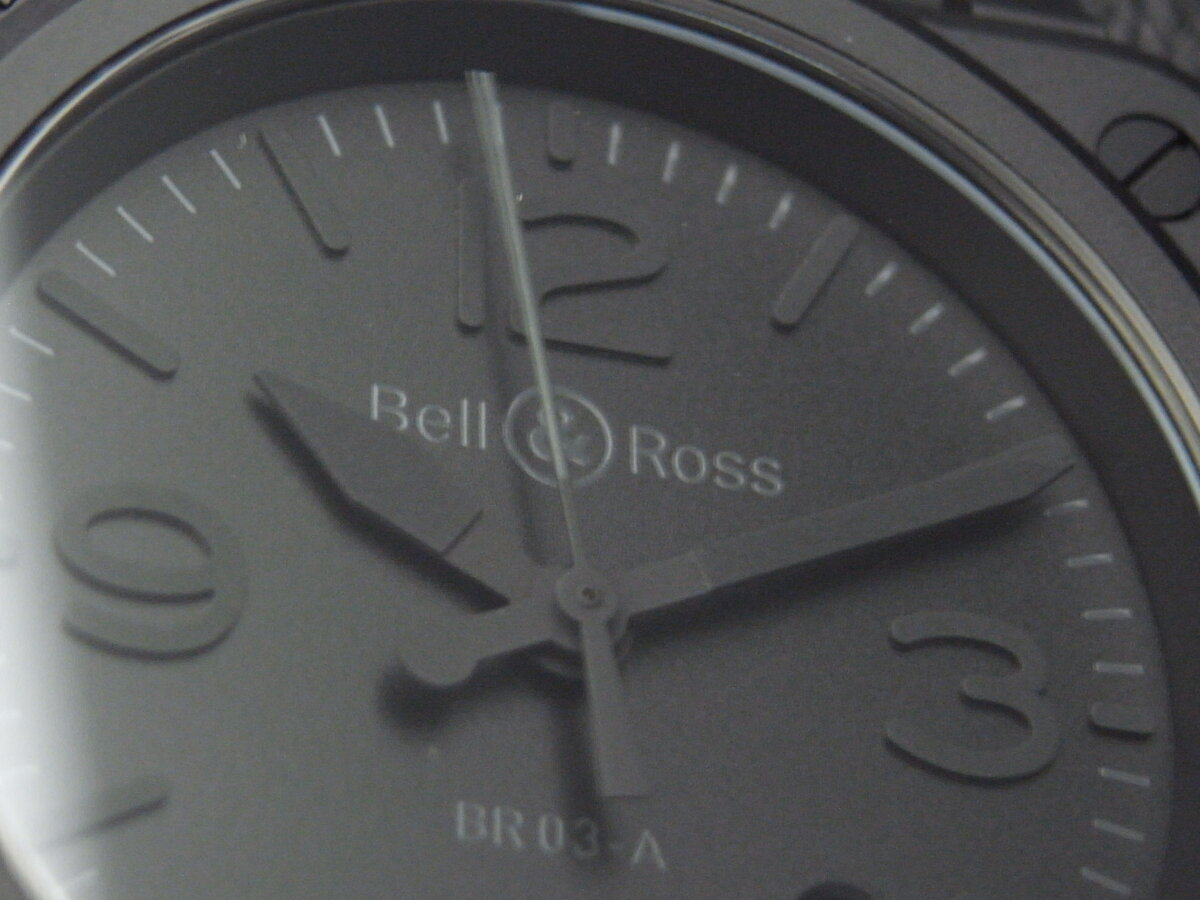 "四角の中に丸、4本のネジ” というアイコニックなスタイル|ベル＆ロス「BR 03」コレクション - Bell＆Ross 