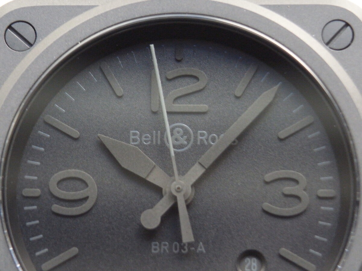 "四角の中に丸、4本のネジ” というアイコニックなスタイル|ベル＆ロス「BR 03」コレクション - Bell＆Ross 