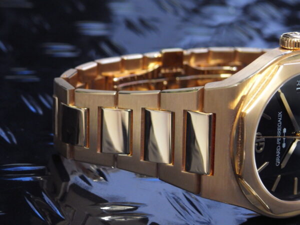 "注目度急上昇中のゴールドモデルの魅力とは？：ジラール・ペルゴの傑作モデル「ロレアート 42MM」の魅惑的な世界" - GIRARD-PERREGAUX 
