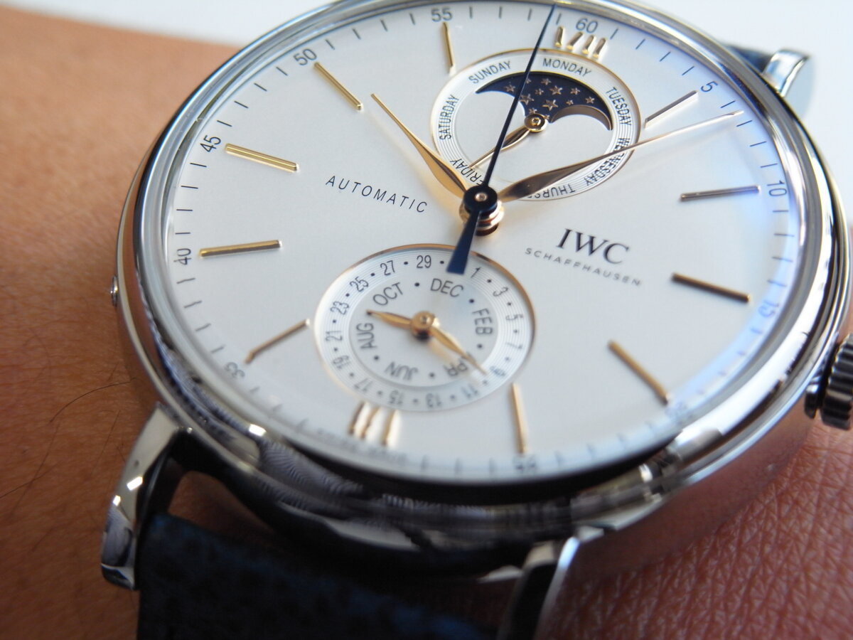 "IWC 時を重ね、美を刻む”：時計が語る物語 ポートフィノ・コンプリート・カレンダー｜IW359001 - IWC 