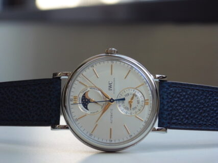 “IWC 時を重ね、美を刻む”：時計が語る物語 ポートフィノ・コンプリート・カレンダー｜IW359001