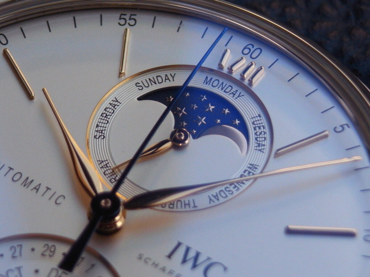 "IWC 時を重ね、美を刻む”：時計が語る物語 ポートフィノ・コンプリート・カレンダー｜IW359001 - IWC 