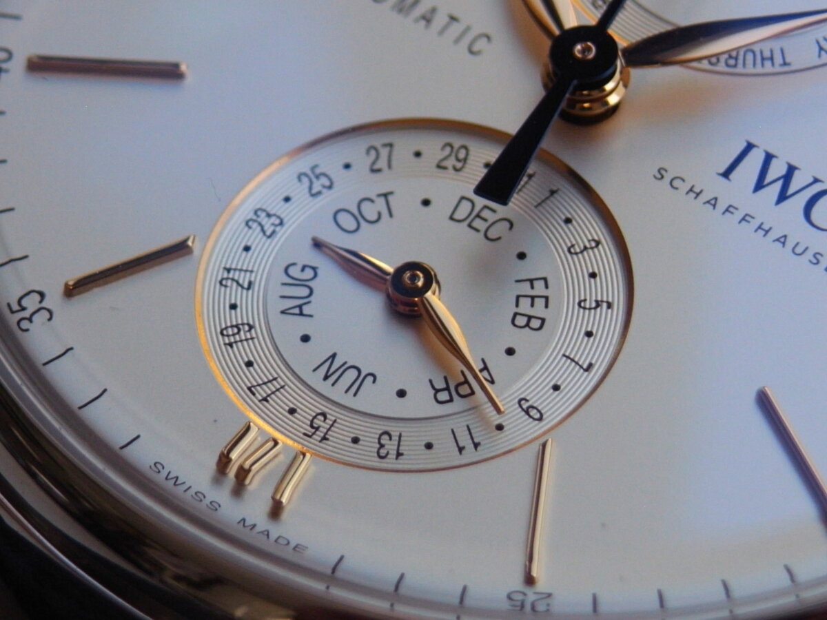 "IWC 時を重ね、美を刻む”：時計が語る物語 ポートフィノ・コンプリート・カレンダー｜IW359001 - IWC 