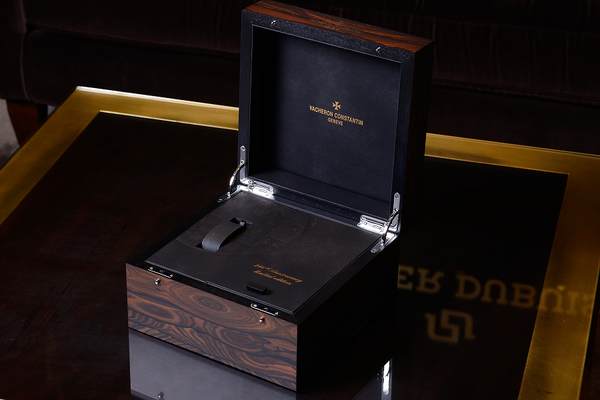 VACHERON CONSTANTIN  ハーモニー・デュアルタイム  260周年記念モデルは特別ボックスに収められます - ▶SIHH｜WW その他 