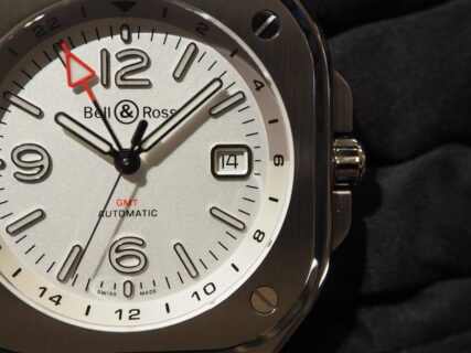 【ベル&ロス】爽やかな白文字盤に映えるアクセント？「BR 05 GMT WHITE」