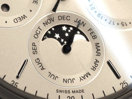 【これ、なーんだ？】ヒント：アメリカ式×スイス式+ドイツ時計のDNA！