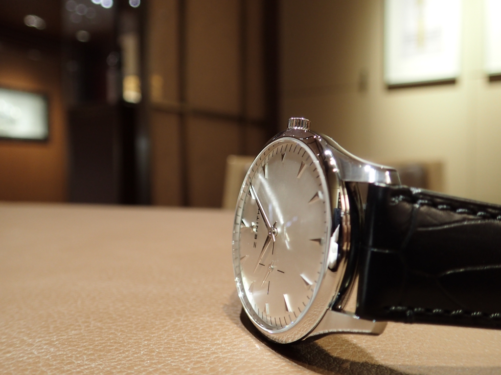 ジャケットスタイルやビジネスに最適! シンプルで美しいデザインの薄型時計