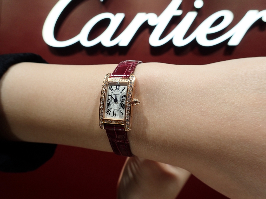 美しいカーブが女性の腕元をエレガントに変える「カルティエ　タンクアメリカン　ミニ」 - Cartier 