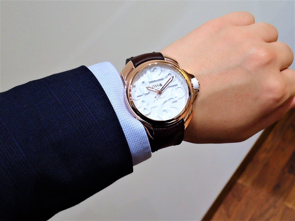 春の装いにリッチなゴールドケースの時計はいかがですか？『オッソ イタリィ PW01』 - OSSO ITALY 