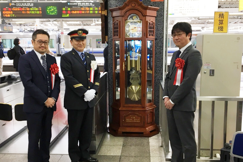 「JR和歌山駅」中央改札口横に柱時計を寄贈いたしました