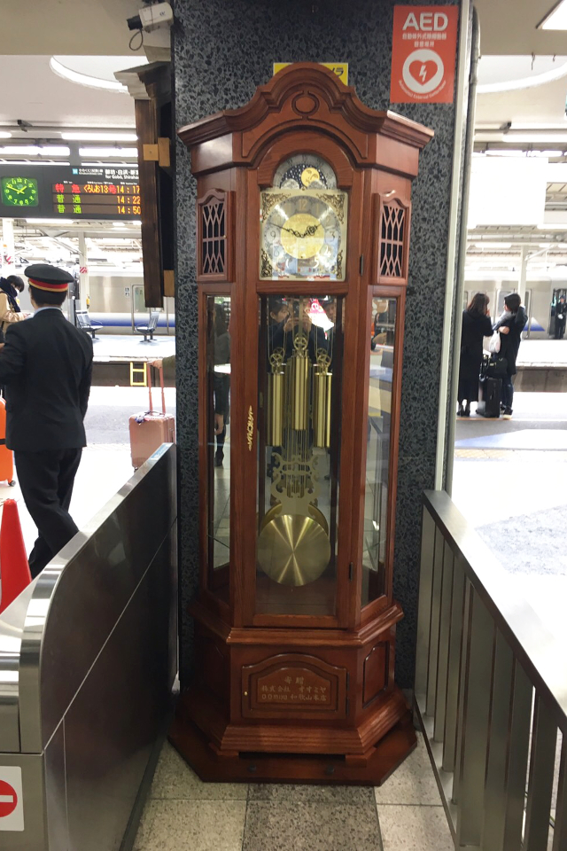 「JR和歌山駅」中央改札口横に柱時計を寄贈いたしました - お知らせ 