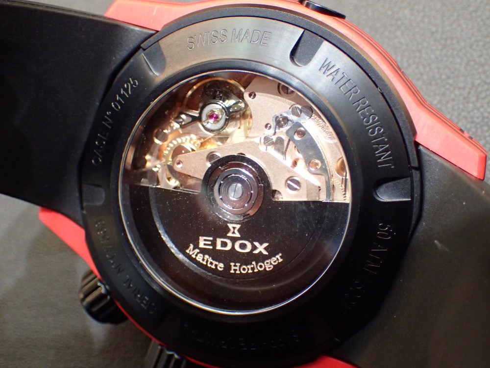 ひととは違う時計を楽しむ！レッドカラーのタフな時計 エドックス クロノオフショア1 - EDOX 
