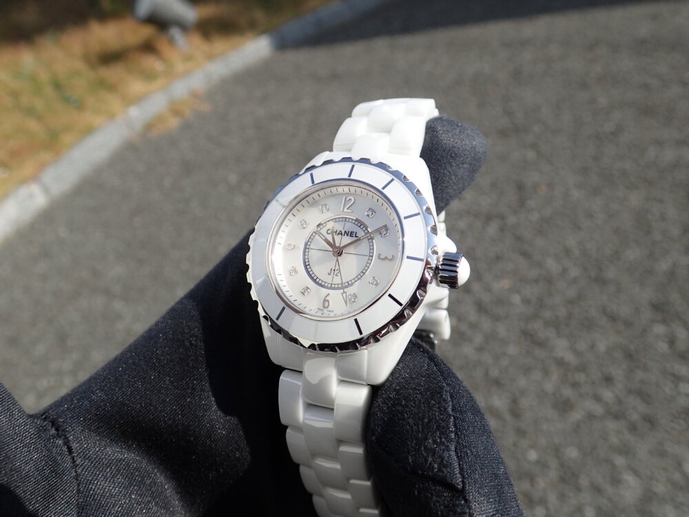 シャネル J12 ホワイトの時計は夏時計？寒い時こそホワイトの時計を腕元に - CHANEL 