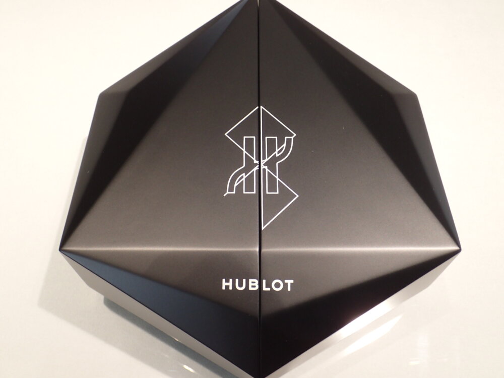 三角形が織りなす時刻表示「ウブロ ビッグ・バン ウニコ サンブルー II」 - HUBLOT 