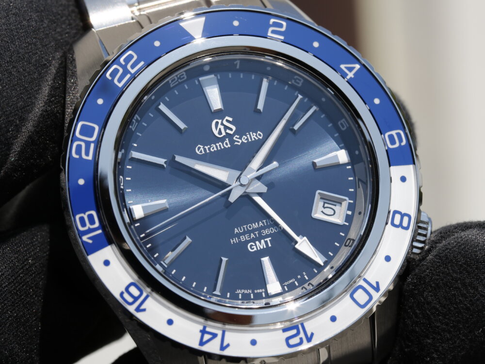 グランドセイコー 爽やかなホワイト×ブルーが印象的なGMTウォッチ”SBGJ237” - Grand Seiko 