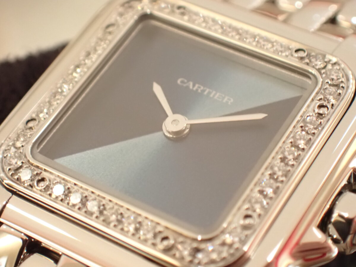 カルティエ グラフィカルな文字盤が特徴のパンテール 限定モデル - Cartier 