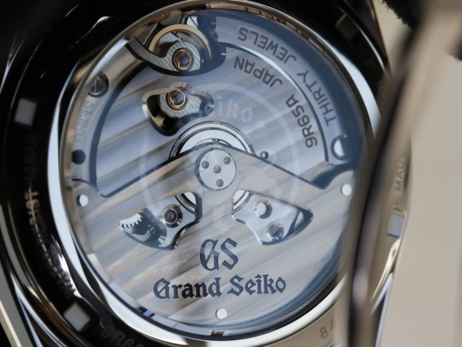 グランドセイコーのブランドカラーを楽しめる人気モデル SBGA375 - Grand Seiko 